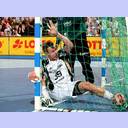 Filip Jicha st�rzte beim Gegensto� ins Tor, verletzte sich aber nicht.