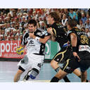 Nikola Karabatic wird von Jonas K�llman attackiert.