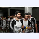 �berraschung f�r Stefan L�vgren: Alle THW-Spieler laufen mit Stefan L�vgren-Masken und der Nummer 10 ein.