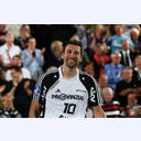 �berraschung f�r Stefan L�vgren: Alle THW-Spieler laufen mit Stefan L�vgren-Masken und der Nummer 10 ein.