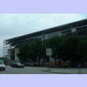 Die Halle ist schon teilweise verglast.