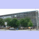 Die Halle ist schon teilweise verglast.