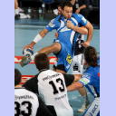 Bruno Souza wird von Nikola Karabatic.