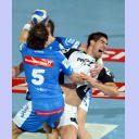 Torsten Jansen attackiert Nikola Karabatic.