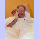 Uwe Schwenker telefoniert nach seiner Achillessehnenoperation.