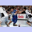 Karabatic attackiert Sarmiento.