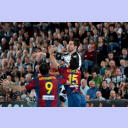 Nikola Karabatic vor Barcas Abwehr.