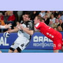 Holger Glandorf attackiert Nikola Karabatic.