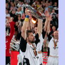 Der Kapit�n mit der Schale.