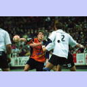 Immel gegen die Kieler Deckung, vorne Wislander.