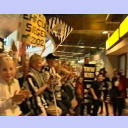 EHF-Pokal-Finale 2002, R�ckspiel: 200 Fans empfingen den THW am Flughafen.