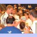 Abschied von Max: Gl�ckliche Autogrammj�ger mit Pitti.