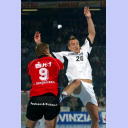 Zeitz wird von Mogensen gestoppt.