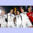 Die Mannschaft jubelt.