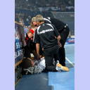 Schrecksekunde: Die chronische Adduktorenzerrung macht sich bei L�we wieder bemerkbar.