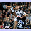 Frode Hagen l�sst sich von Joel Abati nicht stoppen.