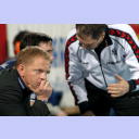 SG-Gesch�ftsf�hrer Thorsten Storm sitzt mit nachdenklicher Miene auf der Bank, w�hrend im Hintergrund Flensburgs Trainer Kent-Harry Andersson mit Andrej Klimovets spricht.