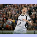 Kiels Kapit�n Stefan L�vgren am Ball.
