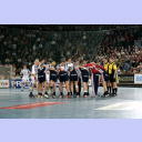 Die beiden Kontrahenten THW Kiel und SG Flensburg-Handewitt begr��en sich vor dem Anpfiff freundschaftlich.