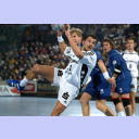 Kiels Adrian Wagner zieht ab. Im Hintergrund von links J�rg Kunze, Ulrich Wolf und Frode Hagen.