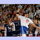 Montpelliers Nikola Karabatic setzt sich gleich gegen drei Flensburger durch: Johnny Jensen, Kaupo Palmar und S�ren Stryger.