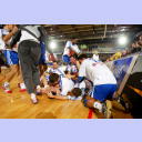 Der Sch�tze des entscheidenen Tores zum 32:19, Gregory Anquetil, liegt am Boden und die Mitspieler st�rzen sich jubelnd auf ihn.