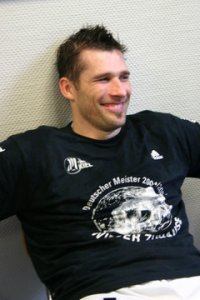 Ersch�pft aber gl�cklich: THW-Kapit�n Stefan L�vgren.