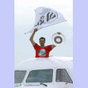 THW-Kapit�n Stefan L�vgren pr�sentiert den Fans die Meisterschale schon auf dem Flughafen Holtenau aus dem Cockpit-Dach heraus.