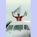 THW-Kapit�n Stefan L�vgren pr�sentiert den Fans die Meisterschale schon auf dem Flughafen Holtenau aus dem Cockpit-Dach heraus.