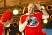 "L�we" bestaunt "Henkes" neuen Haarschnitt.