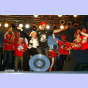 Meisterfeier auf dem Kieler Rathausplatz: Klaus-Dieter Petersen bittet Kiels Oberb�rgermeisterin Angelika Volquartz zum Tanz.