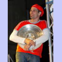 Meisterfeier auf dem Kieler Rathausplatz: THW-Kapit�n Stefan L�vgren l�sst die Meisterschale nicht mehr los.