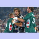 Marcus Ahlm versucht, sich gegen Lars-Henrik Walther und Andrius Stelmokas (links) durchzusetzen.