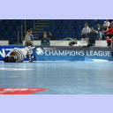 Hein Daddel w�rmt sich mit Liegest�tzen auf.