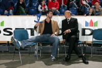 Zu Gast in der Ostseehalle: Ian Marko Fog. Der verletzte Kreisl�ufer des VfL Gummersbach lie� sich in Kiel von THW-Mannschaftsarzt Dr. Frank Pries am Knie operieren.