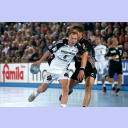 Henrik Lundstr�m wird beim Tempogegensto� von L�bbeckes Rolf Hermann attackiert.