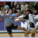 Koldings Bo Spellerberg wird von Adrian Wagner attackiert.