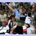 Koldings Henrik M�llgaard Jensen wird von Kim Andersson und Vid Kavticnik beim Torwurf attackiert.