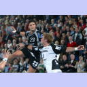 Christian K�hrmann beim Sprungwurf. Per Linders versucht ihn aufzuhalten.