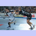 Viktor Szilagyi wird von Jacek Bedzikowski beim Angriff behindert.