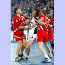 Marcus Ahlm wird von Robert Arrhenius und Holger Glandorf attackiert.