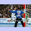 Henrik Lundstr�m setzt zum Sprungwurf an, im Magdeburger Tor erwartet Silvio Heinevetter den Ball.