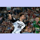 Nikola Karabatic setzt zum Wurf an, Im Hintergrund Sigfus Sigurdsson.