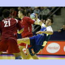 EM 2006: FRA - SVK: Nikola Karabatic setzt sich gegen die slowakische Abwehr durch.