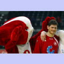 EM 2006: GER - RUS: Henning Fritz mit dem EM-Maskottchen.