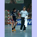 SG-Arzt Dr. Hauke Mommsen f�hrt Marcin Lijewski vom Feld.