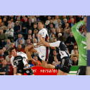 Vid Kavticnik attackiert Blazenko Lackovic, links Kim Andersson.