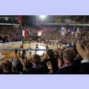 Die Teams laufen ein.