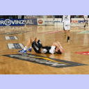 Kim Andersson liegt entt�uscht auf dem Boden.