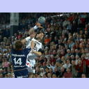 Nikola Karabatic wird von Jonny Jensen attackiert.